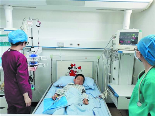 在山一大一附院（省千佛山医院）儿童重症医学科，医护人员正为患儿回输脐带血